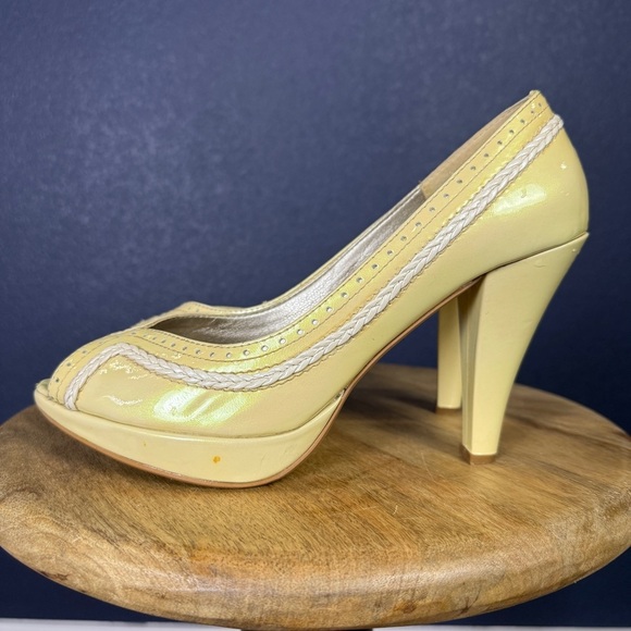 Carlo Rossetti Pastel Yellow Iridescent Peep Toe Pumps, Size 9 - Picture 2 of 11